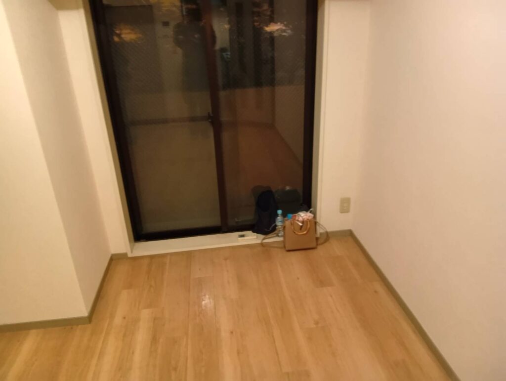 作業後：窓側の家具をすべて回収