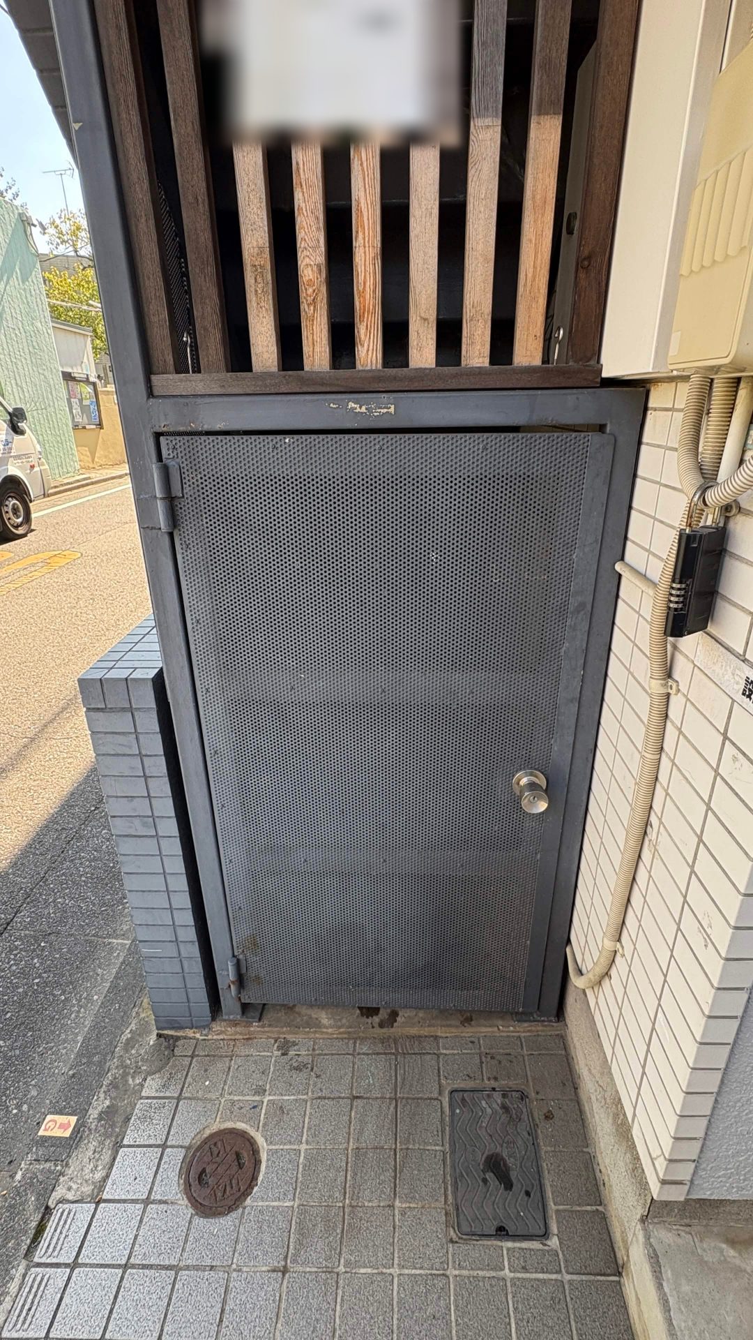 階段下倉庫の扉