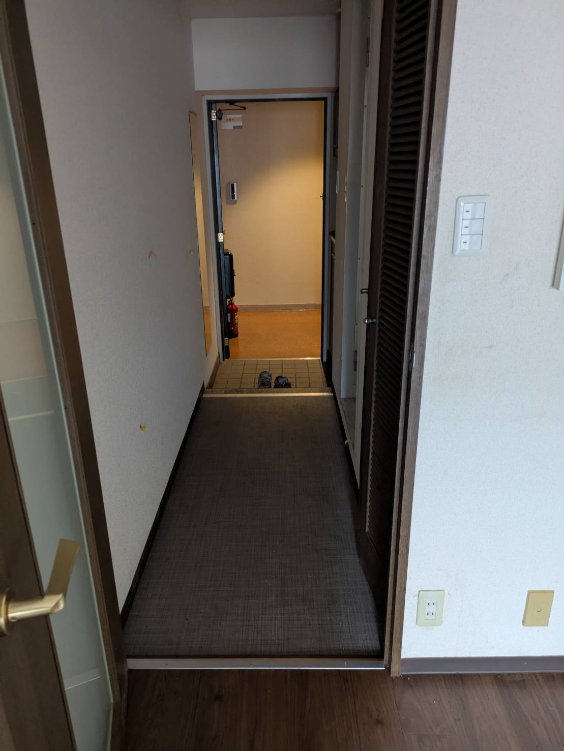 回収後の廊下。収納と玄関まで空になった状態