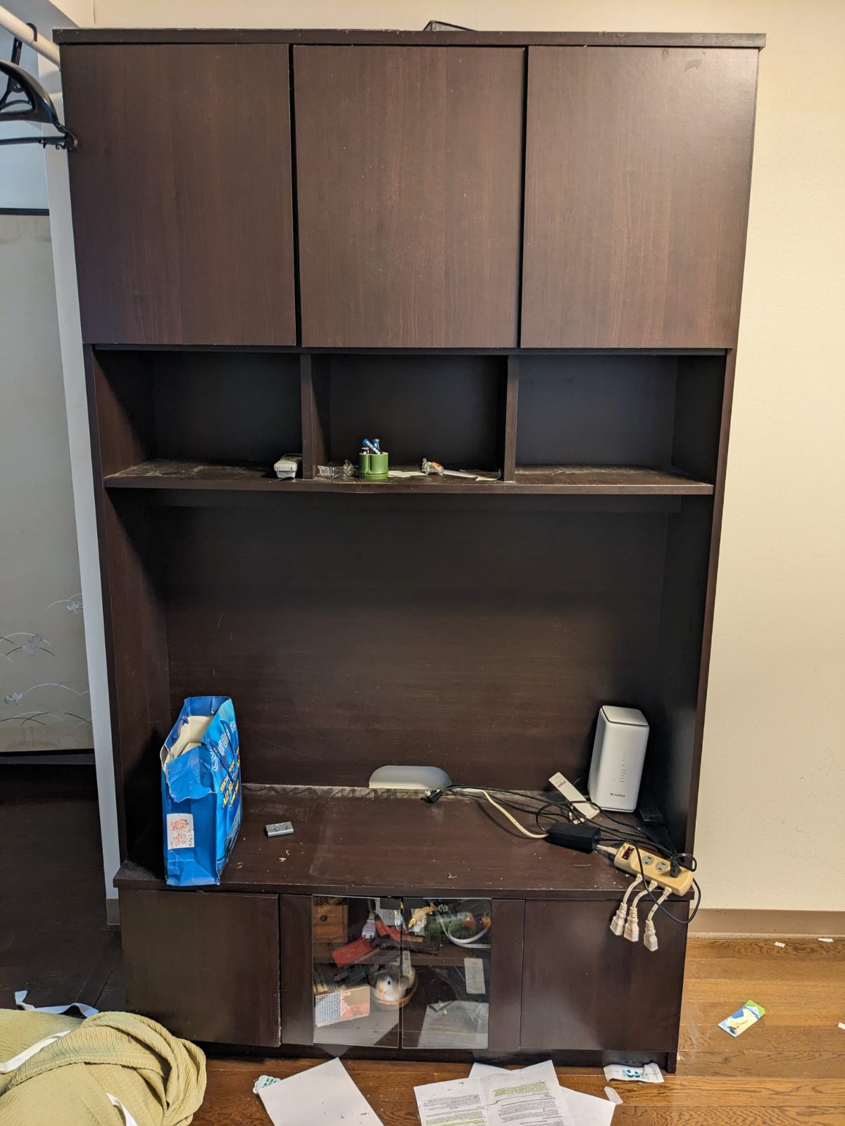 無人のお部屋に残された棚などの家具と生活雑貨(豊島区の作業事例)