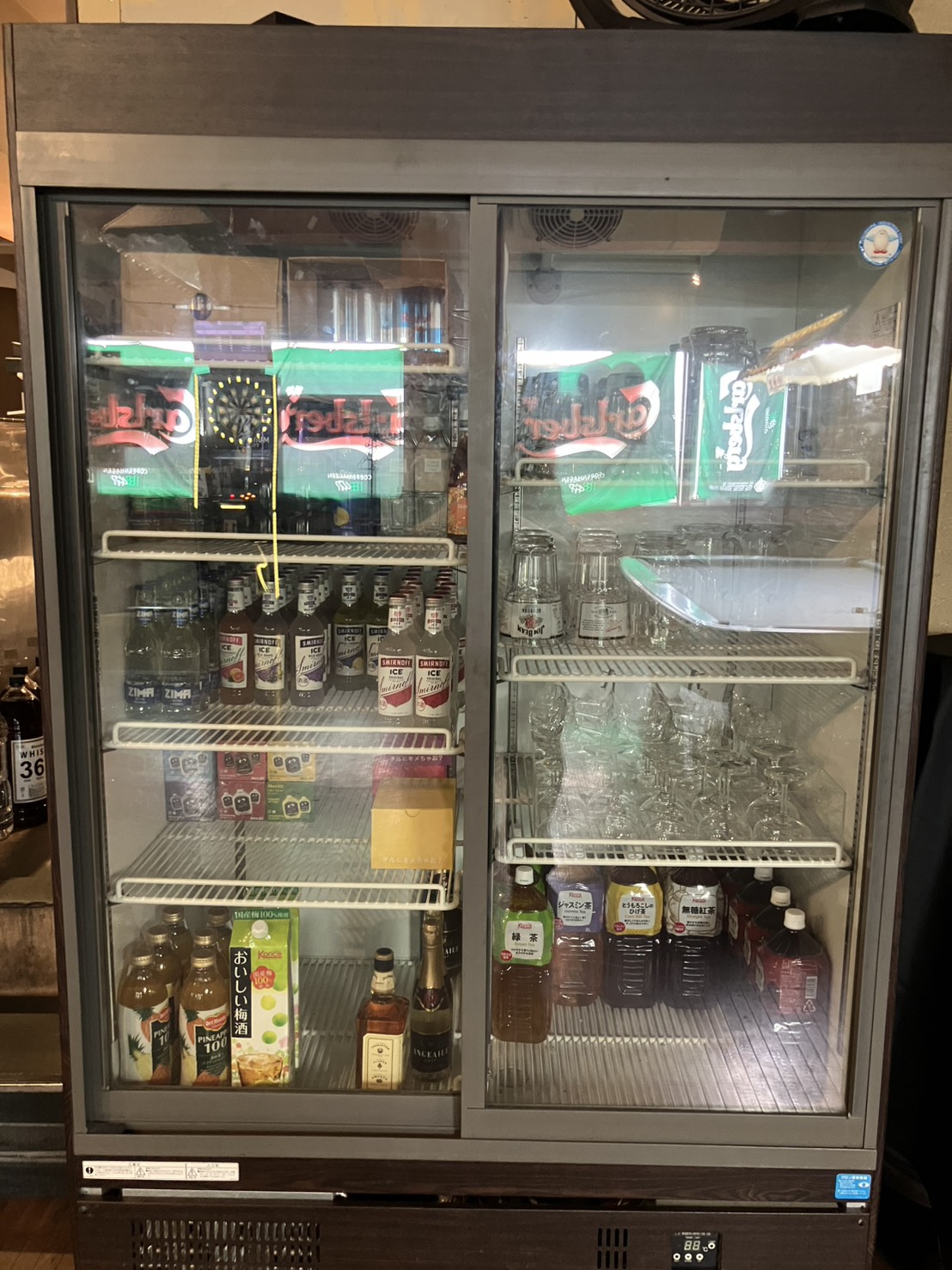 飲料が入った業務用リーチインショーケース