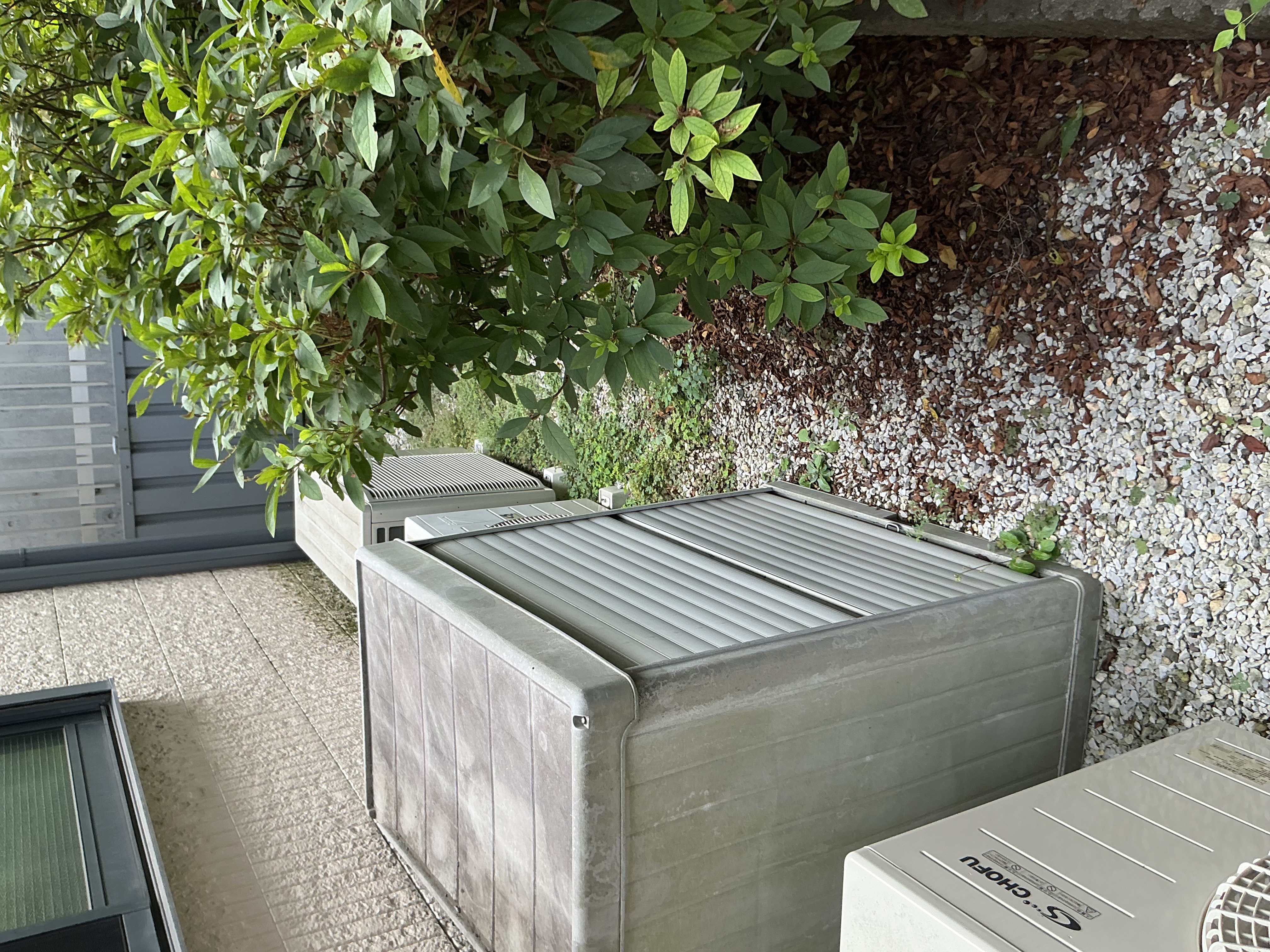 取り外した業務用エアコンの室外機